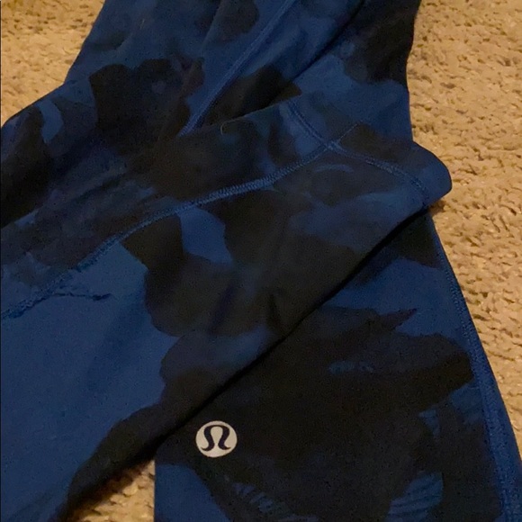Lululemon size 6 blue floral leggings - Picture 1 of 3